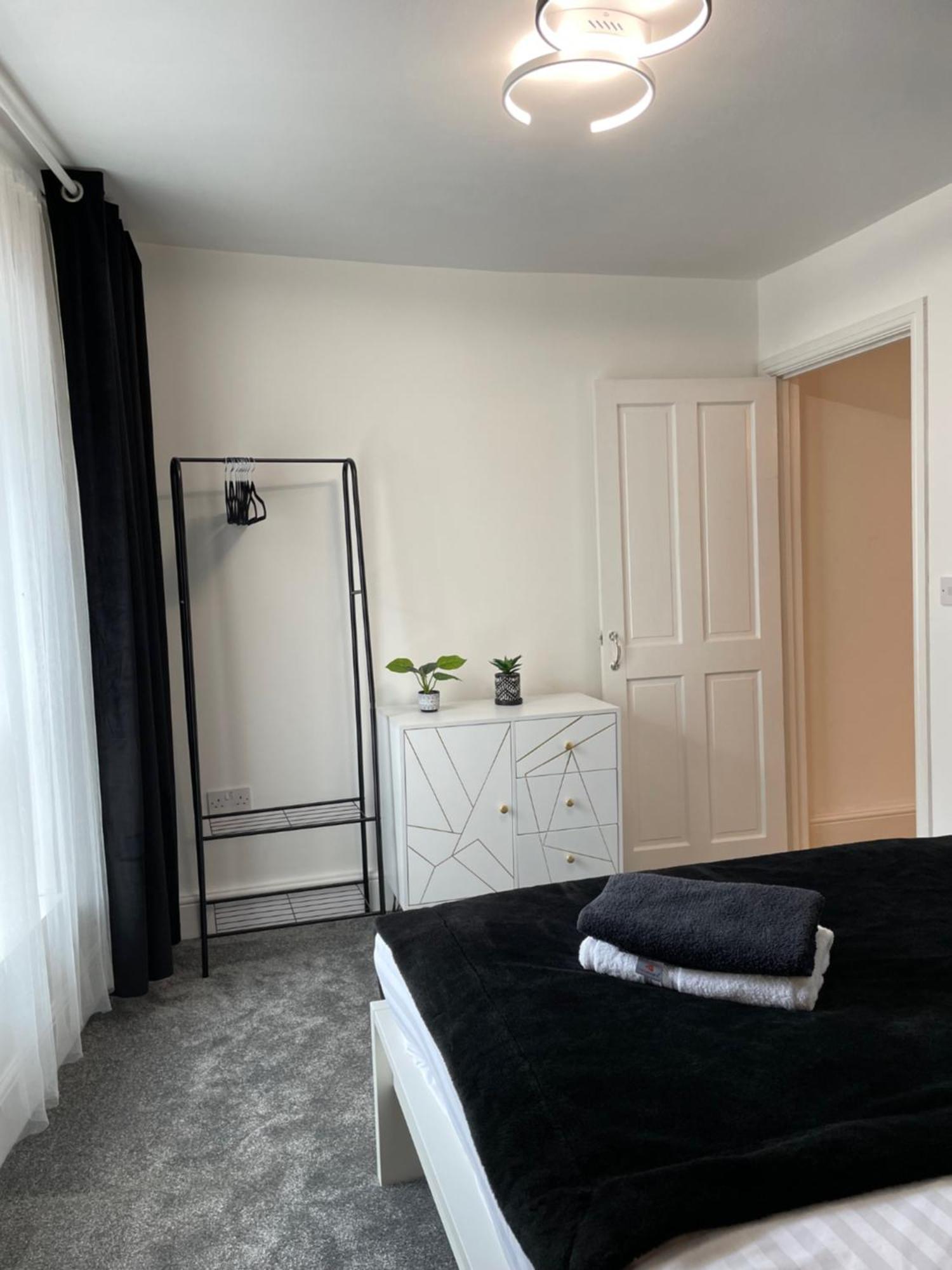 Flat 1 Διαμέρισμα Λάμπετερ Εξωτερικό φωτογραφία