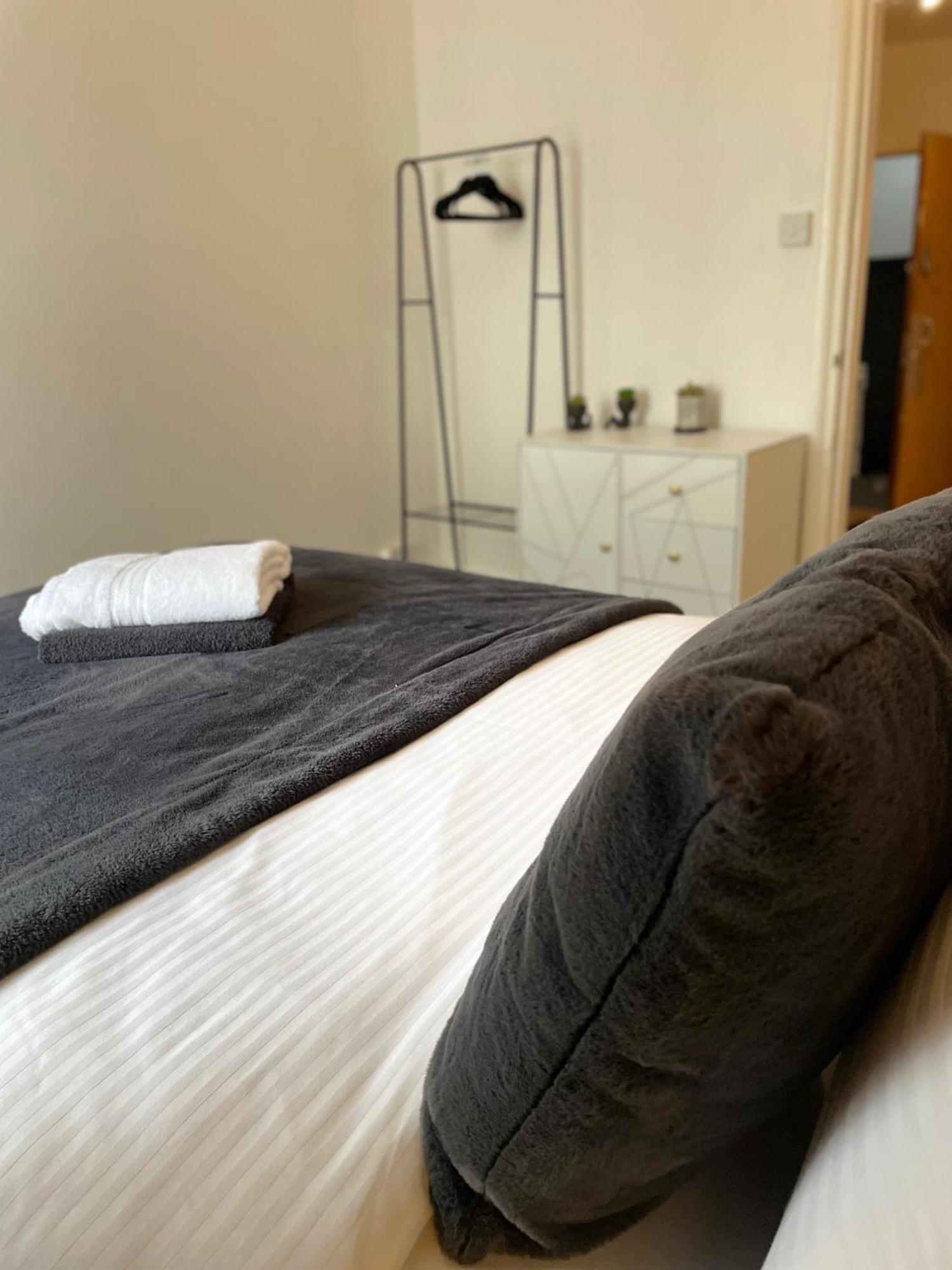 Flat 1 Διαμέρισμα Λάμπετερ Εξωτερικό φωτογραφία